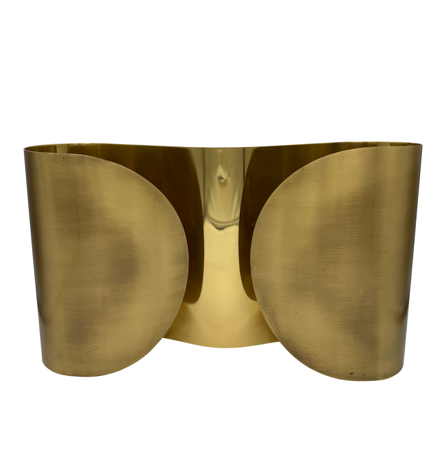 Single postmodern Italian-style brass wall sconce with sculptural leaf-like form, inspired by Tobia Scarpa’s Foglio design.