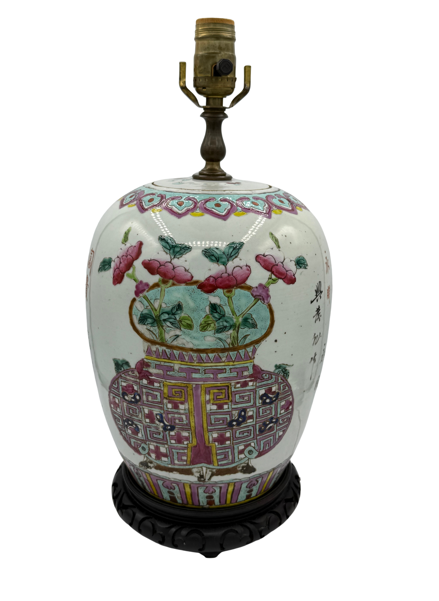 Hand-painted Chinese porcelain ginger jar lamp from the early 20th century featuring peonies in a geometric vase, Famille Rose palette, and original lid